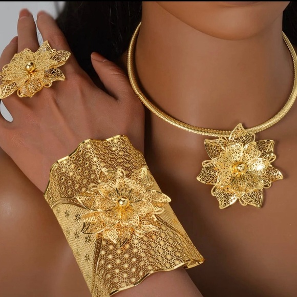 Gold Floral Necklace and Jewelry Set - Picture 1 of 6